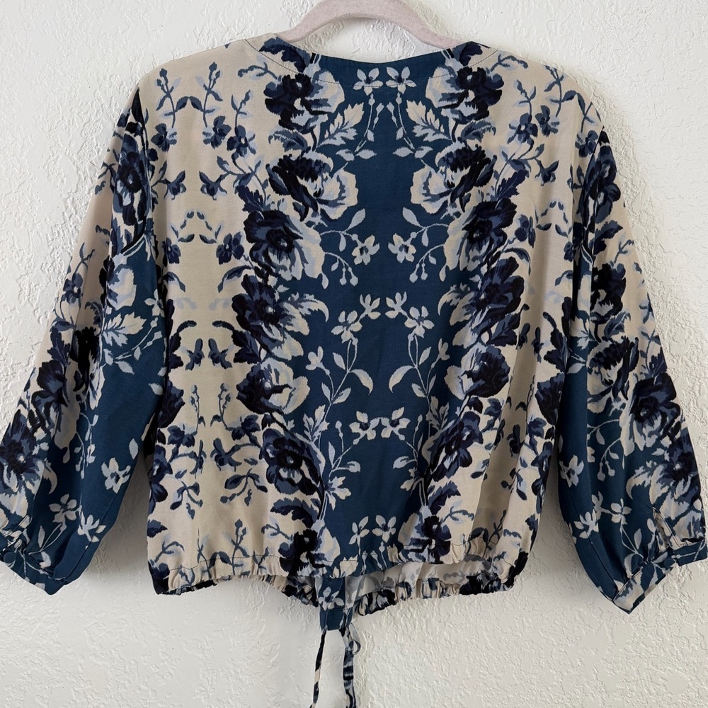 Tuckernuck Blue Floral Tie Front Blouse Size M Boho Cottagecore Lightweight Top - Picture 6 of 6